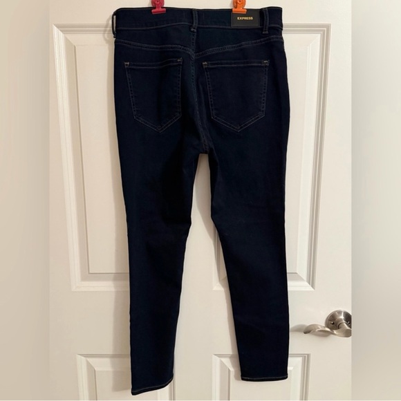 NWT pack of 2 Express Black and dark wash 6P skinny high rise super soft jeans. - Picture 8 of 8